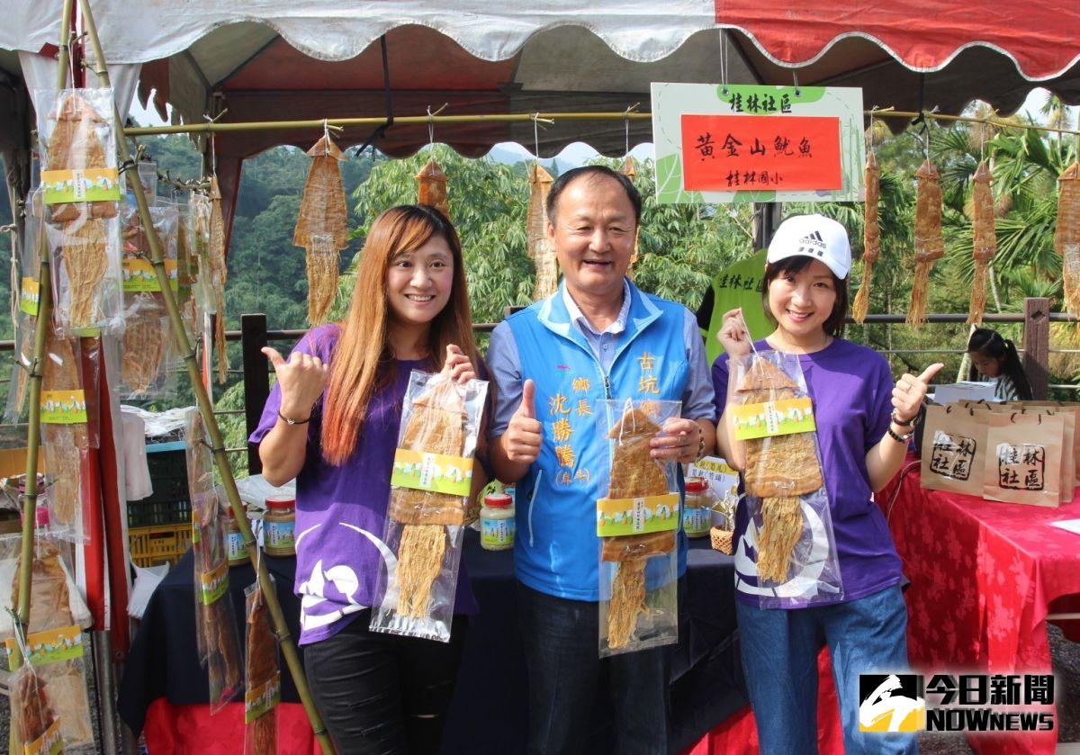 ▲古坑鄉鄉長沈勝騰極力推薦行銷在地筍乾特產。（圖／記者簡勇鵬攝，2019.09.28）