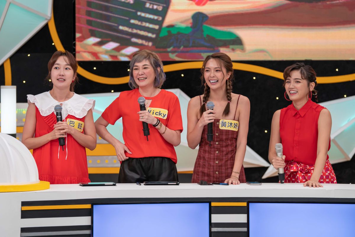 ▲ 巴鈺（左起）、Vicky、黃沐妍、Dora聊到出國驚險經歷。（圖／TVBS歡樂台提供）