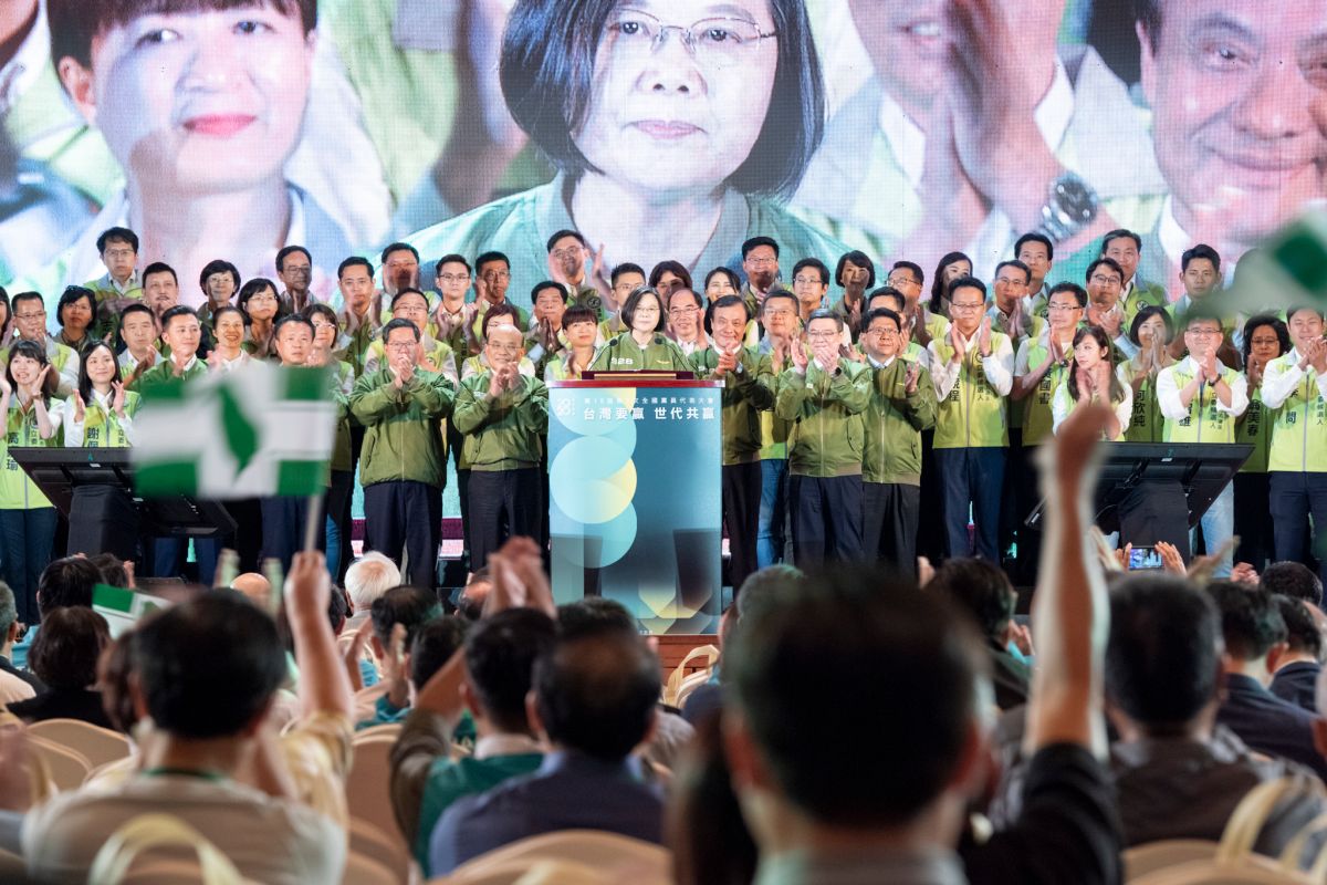 蔡英文嗆對岸文攻武嚇多，想讓台灣選出一個凡事對北京低頭的總統。 (圖/民進黨提供)