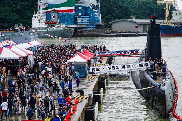 風雨無阻！基隆港營區開放　12萬人湧入爭看阿公級潛艦
