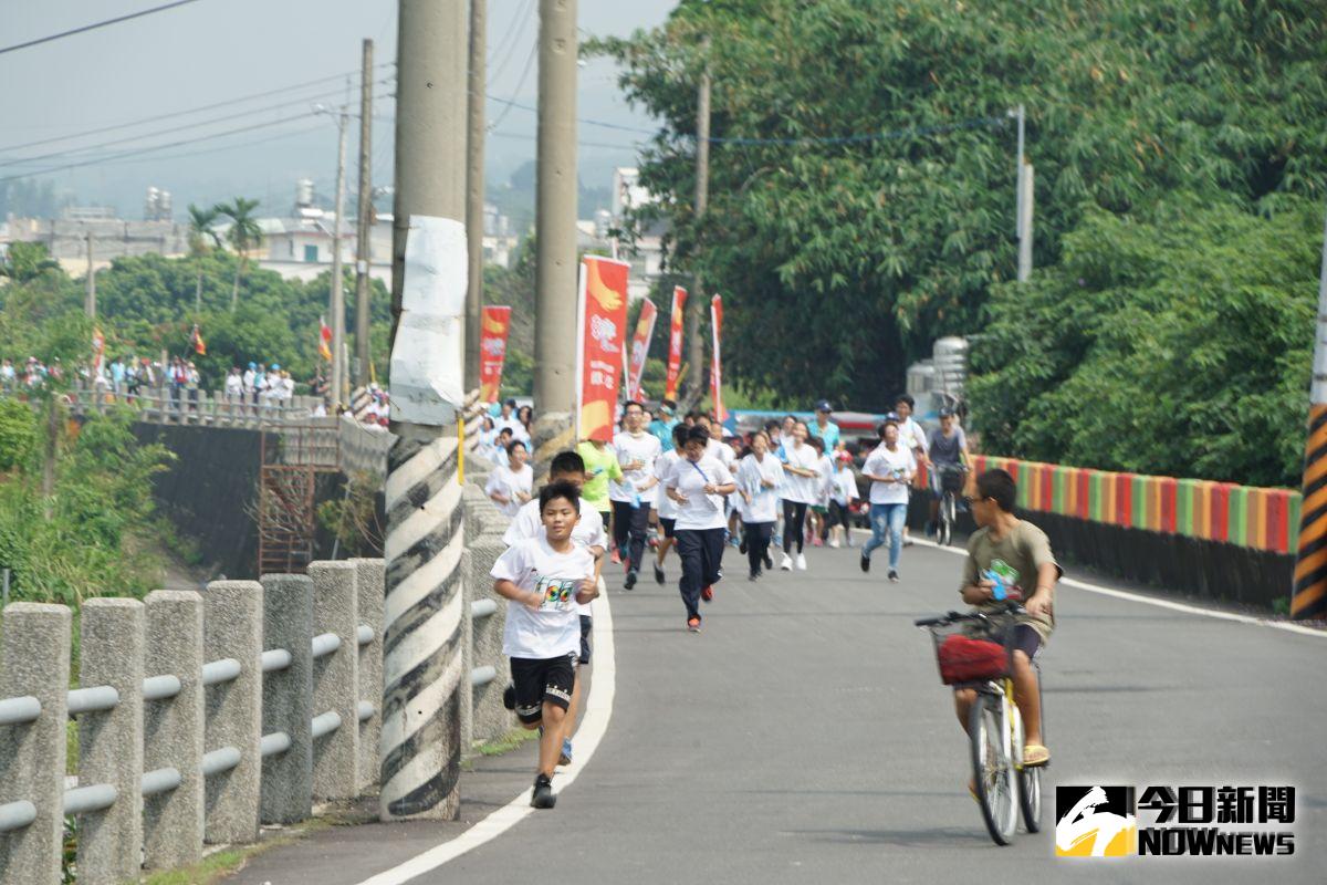 ▲朝興國小即迎接創校百週年校慶，全校師生及社區民眾一起用「足跡」為百年校慶暖身。（圖／記者陳雅芳攝，2019.09.28）