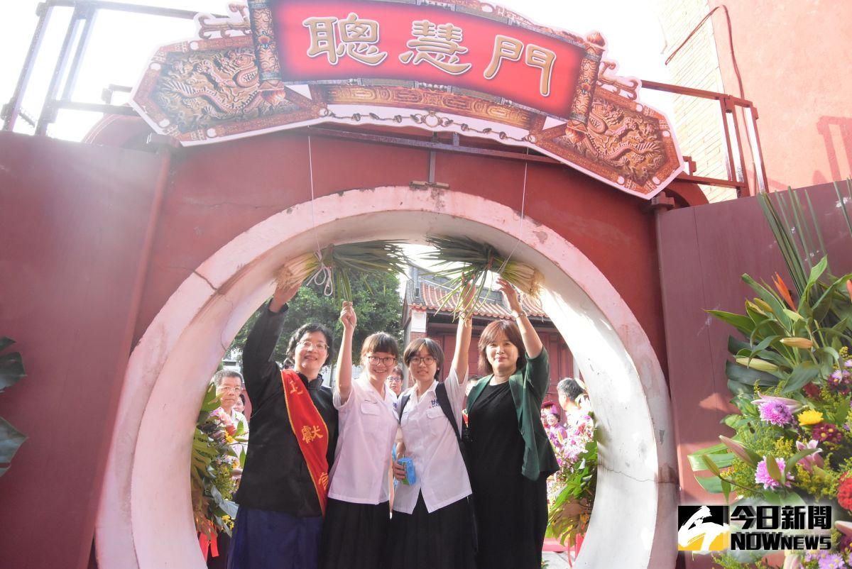 ▲縣長王惠美帶領縣內學子及全體人員穿過「勤學門」與「聰慧門」，勉勵學子們必先「勤奮向學」，。（圖／記者陳雅芳攝，2019.09.28）