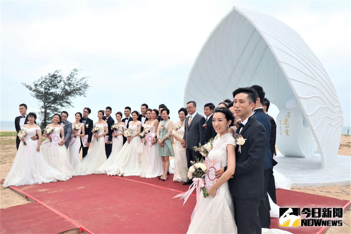 ▲「情定澎湖灣」海島世紀婚禮在美麗的林投沙灘與貝殼教堂前舉辦，16對新人在此許下愛的誓言。（圖／記者張塵攝，2019.09.28）