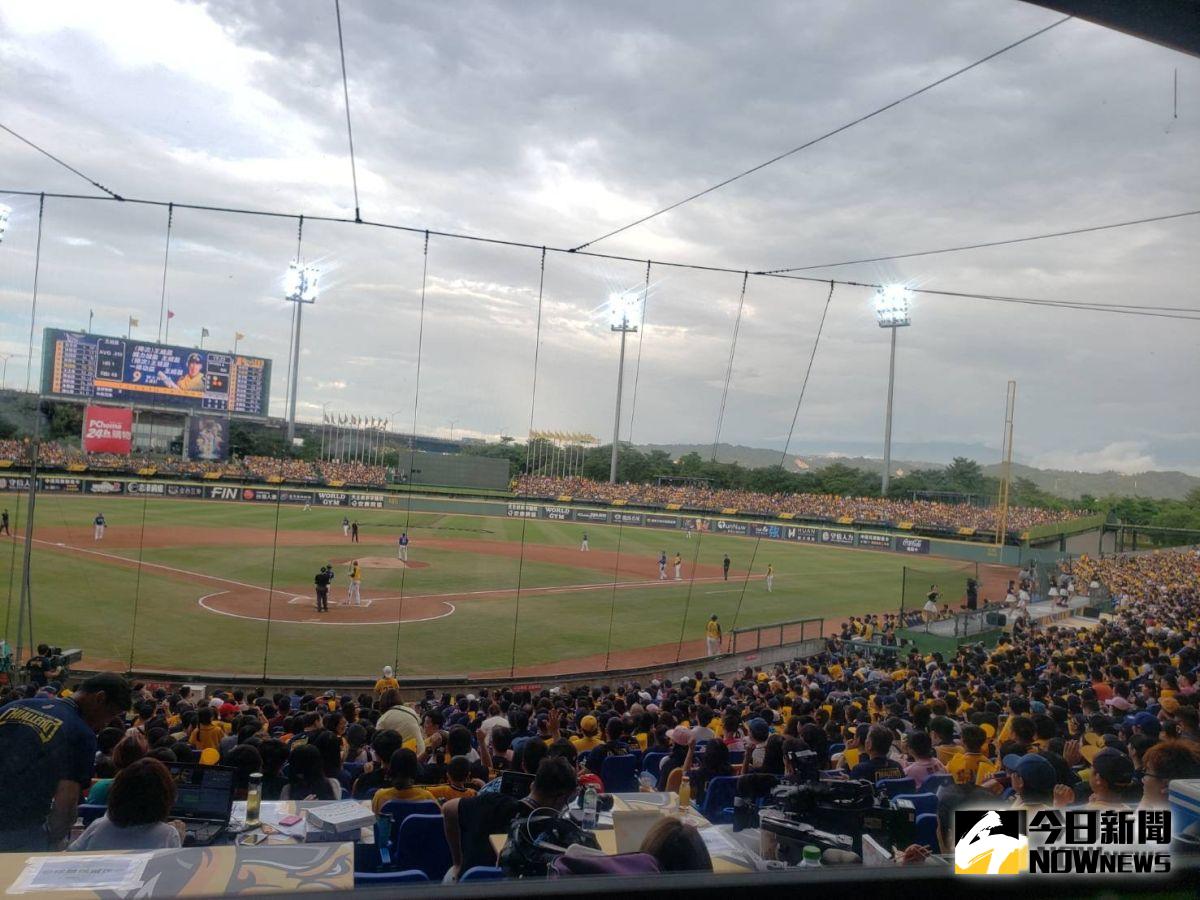 洲際棒球場滿場湧入2萬名球迷。（圖／黃建霖攝）