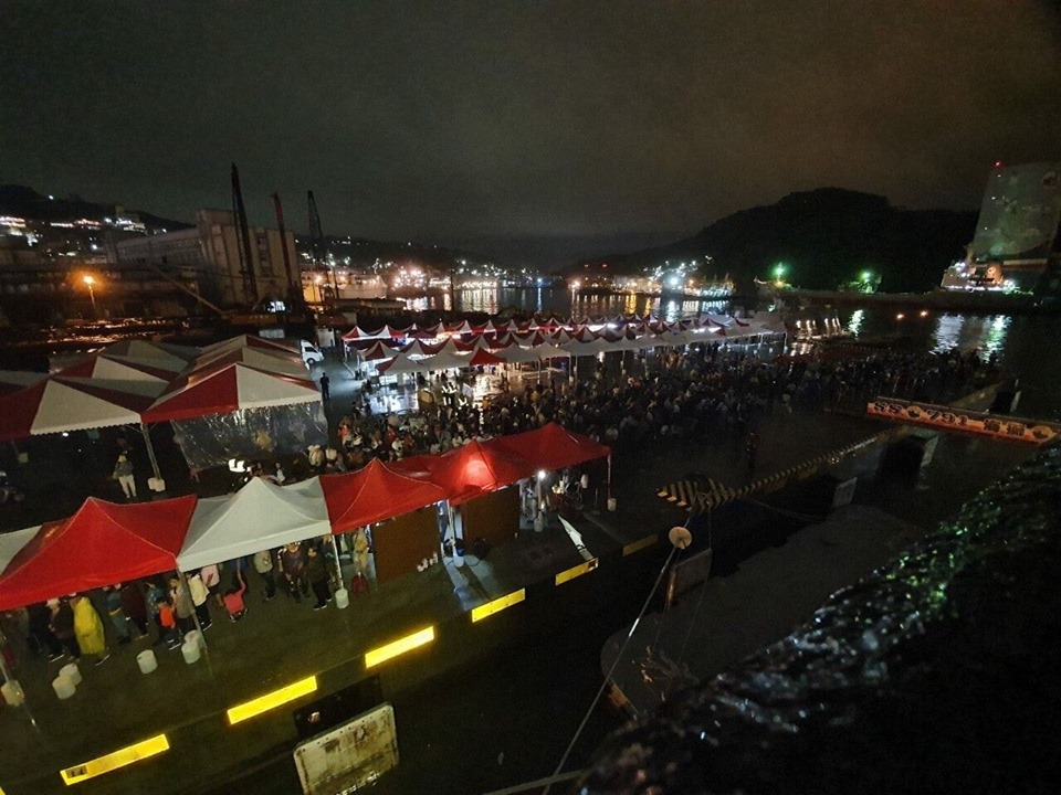 ▲基隆港28日營區開放，逾12萬民眾參觀，晚間仍有不少民眾排隊。（圖／翻攝自海軍司令部官方臉書, 2019.9.28）