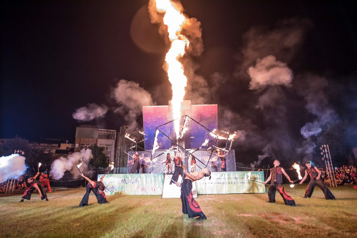 ▲立委洪慈庸爭取紙風車回到台中校園首場在神岡國小登場 (圖／柳榮俊翻攝2019.9.29)