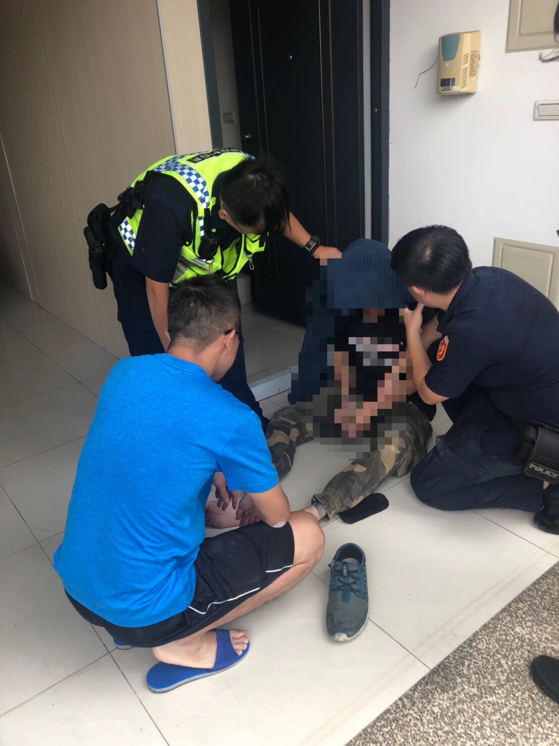 ▲毒品通緝犯(右二)躲到三樓陽台以跳樓要脅，警員由一旁四樓躍下逮人。（圖／新湖分局提供）
