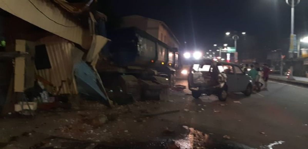 ▲連結車衝撞路邊轎車、貨車後，再衝撞民宅。（圖／嘉義縣消防局提供）