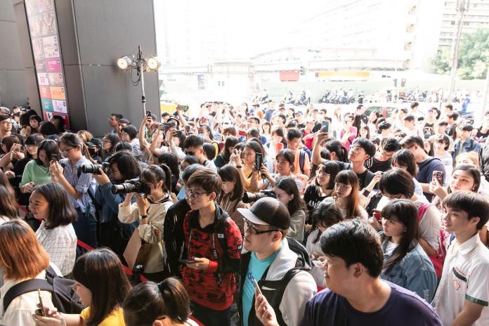 ▲電影《返校》台南會影迷，現場聚集七、八百名觀眾。（圖／影一製作）