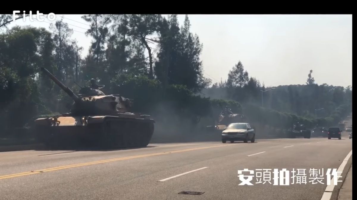 ▲數十輛M60A3戰車及CM21裝甲運兵車，浩浩蕩蕩行駛在金門馬路上，霸氣十足。（圖／翻攝自金門戰役史蹟學會臉書）