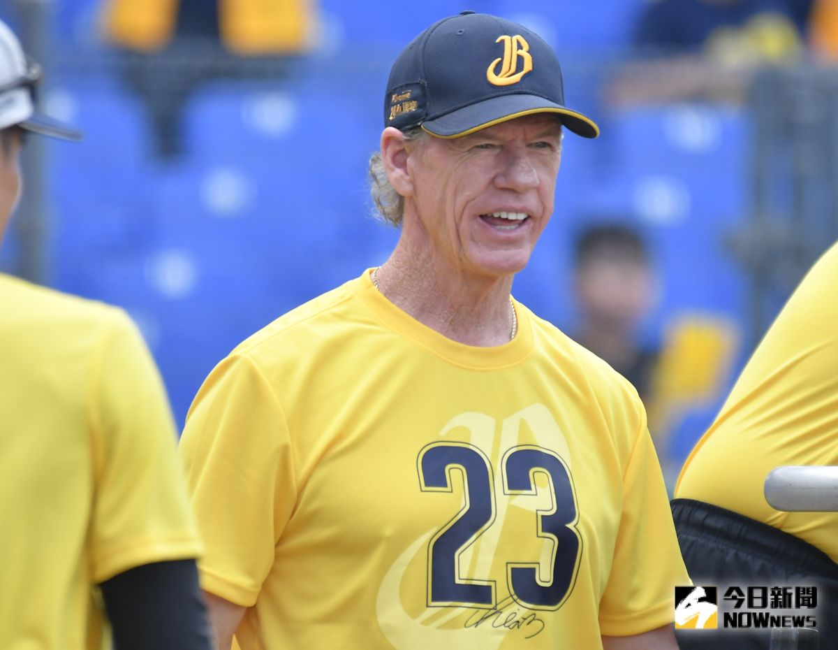 ▲中信兄弟彭政閔引退賽，中信兄弟總教練伯納賽前穿上引退紀念T恤。（圖／記者葉政勳攝 , 2019.09.29）