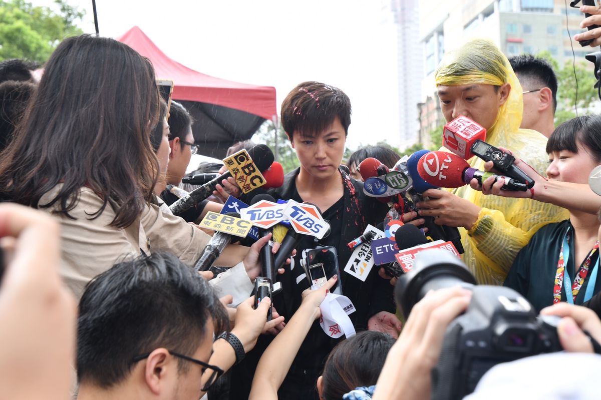 ▲港星何韻詩來台參與撐港大遊行，在接受媒體訪問時遭不明人士潑漆。（圖／記者林柏年攝 2019.09.29）