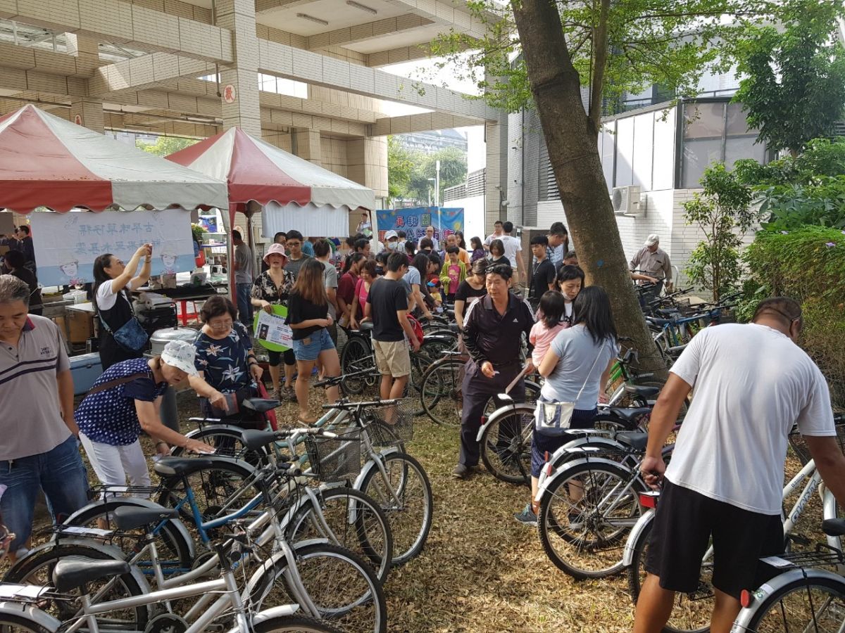 身心障礙工作者對於物品銷售從容面對，展現努力訓練的成果。〔圖／嘉基提供2019.09.29〕