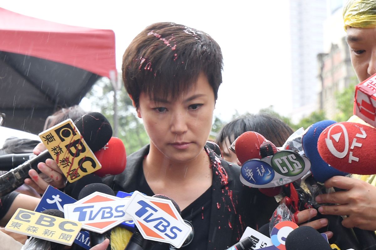 何韻詩來台出席「929台港大遊行：撐港反極權」時，遭黑衣人從後方潑紅漆攻擊。(圖／林柏年攝 2019.09.29)