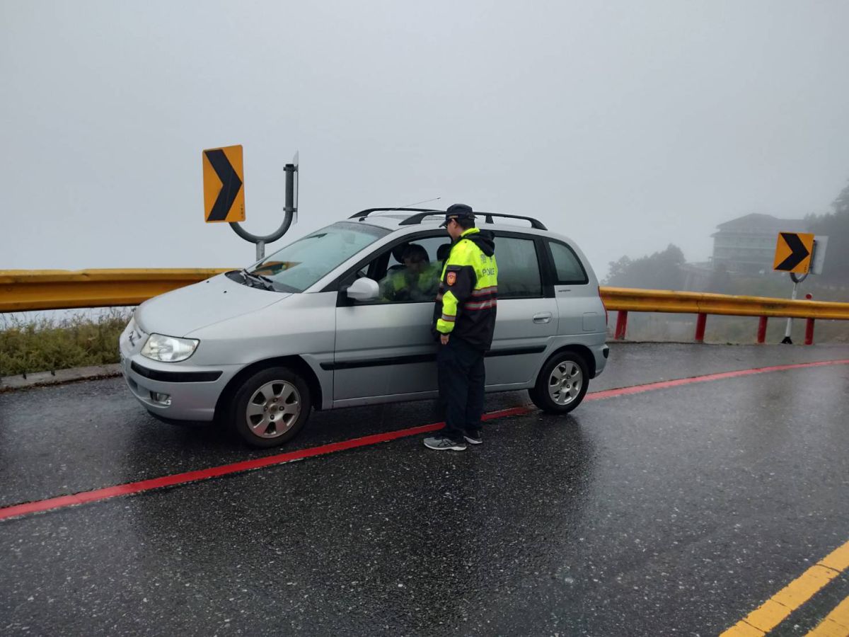 ▲位在合歡山的合歡派出所接獲南投縣警察局仁愛分局通報，一名失智的81歲老翁不告而別，自早駕車離家，家屬心急如焚，所幸人平安尋獲。（圖／新城分局提供）