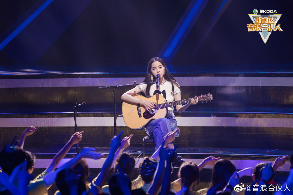 ▲歐陽娜娜現場自彈自唱〈天天想你〉。（圖／翻攝《音浪合夥人》微博）