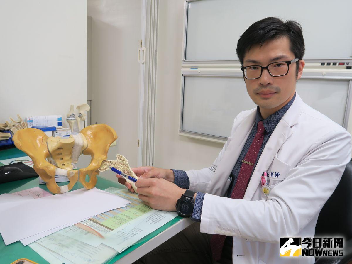 ▲衛福部彰化醫院骨鬆專科醫師陳柏辰指出，要預防骨折，就要監控骨質密度。（圖／記者陳雅芳攝，2019.09.29）
