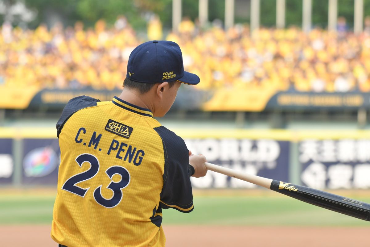 ▲彭政閔引退賽，賽前開球儀式彭政閔擔任打者，開球投手則是恰恰進職棒第一位面對的投手謝承勳。（圖／記者葉政勳攝 , 2019.09.29）