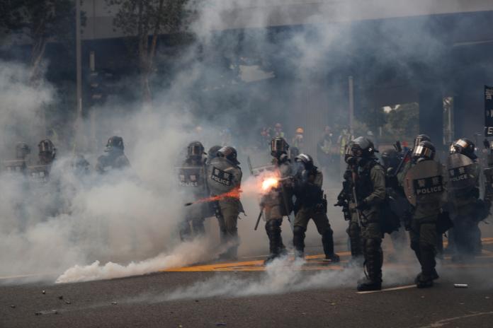 ▲香港警方施放催淚彈及胡椒噴霧驅趕示威者。（圖／美聯社／達志影像）