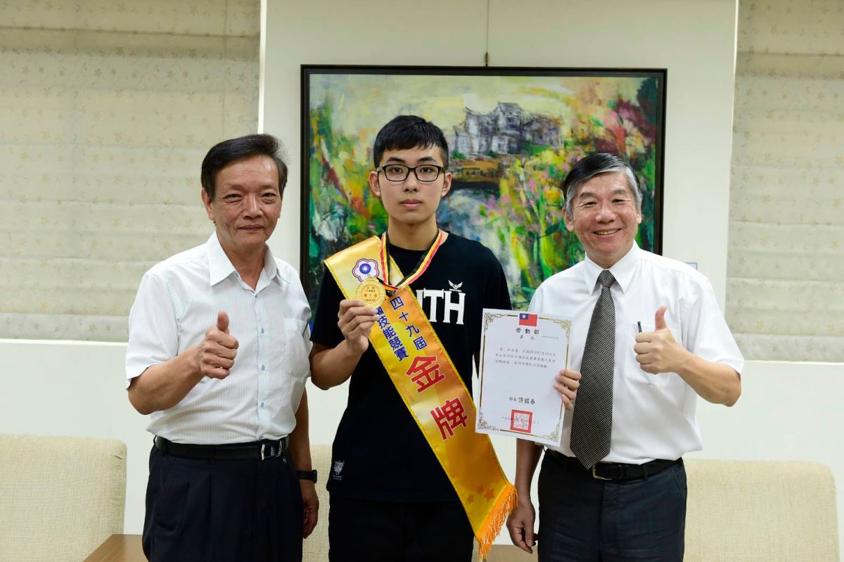 ▲修平科大學生林永濬勇奪全國技能競賽金牌，校長鄧作樑(右）與啟蒙老師楊錫欣，引以為榮。（圖／金武鳳攝，2019.9.29)