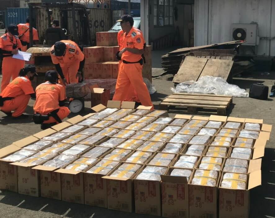 ▲海巡署南部分署第五岸巡隊高雄商港安檢所人員在高金航線貨輪查獲疑似大陸香菇絲128箱，總重1418.9公斤。(圖／記者黃守作攝，2019.09.29) 