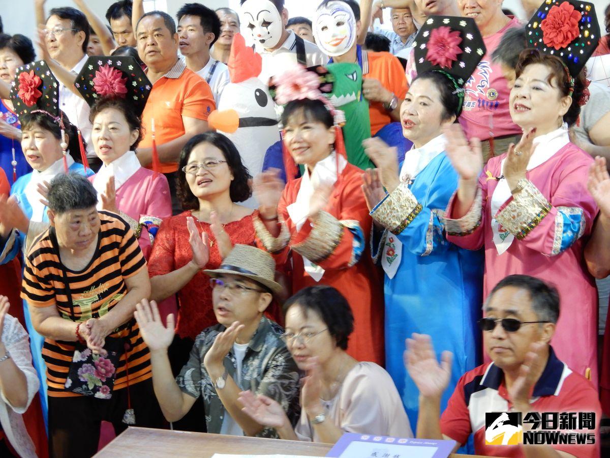 ▲16個慈善社團辦理「彰化心‧喜樂情」關懷送愛快樂行，大家牽起友情的手，舞出滿滿的愛與歡樂。（圖／記者陳雅芳攝，2019.09.29）