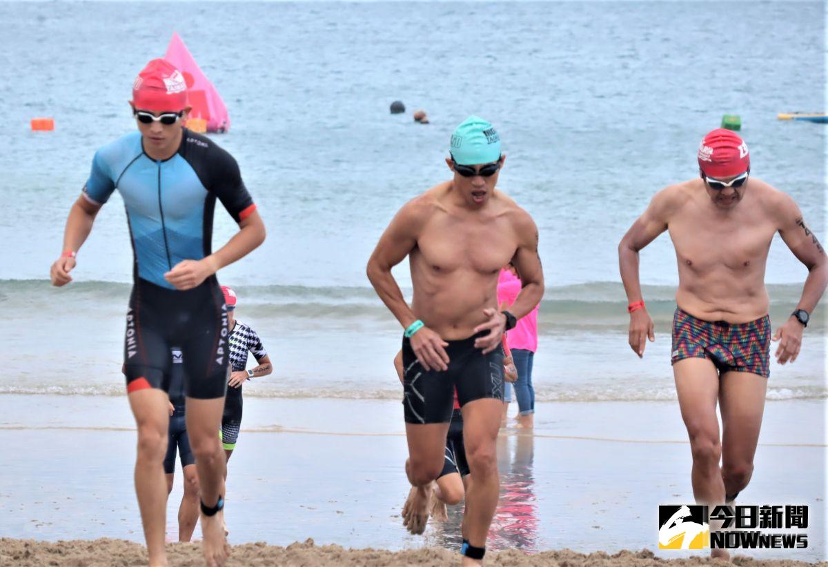 ▲「2019 LEXUS IRONMAN Taiwan澎湖國際鐵人三項賽」，29日上午6時在風景優美的嵵裡沙灘鳴槍起跑。（圖／記者張塵攝，2019.09.29）