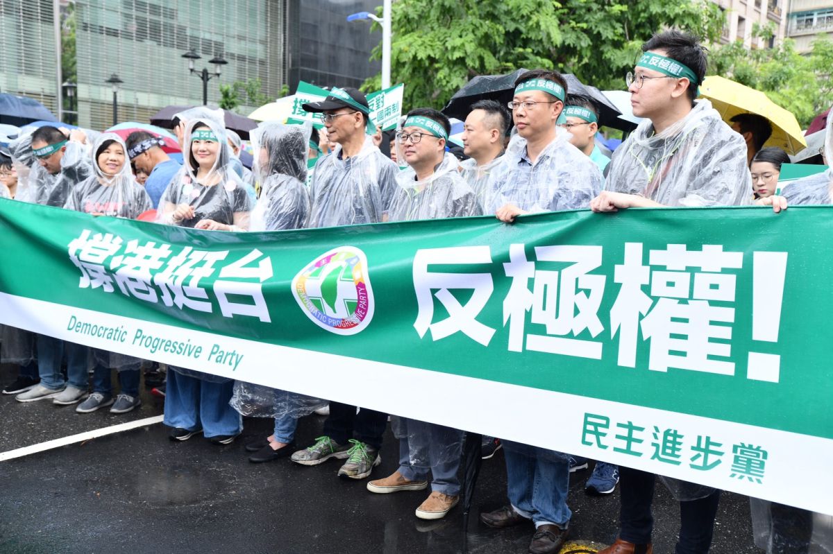 ▲民進黨黨主席卓榮泰今（29）日率領黨公職聲援台人撐港大遊行。（圖／記者林柏年攝 2019.09.29）