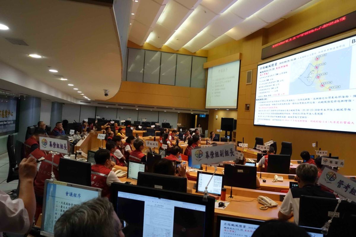 ▲米塔颱風來勢洶洶，新北市宣布從今（29）日下午8時起開放水門周邊的部分道路紅黃線停車。（圖／新北市政府提供）