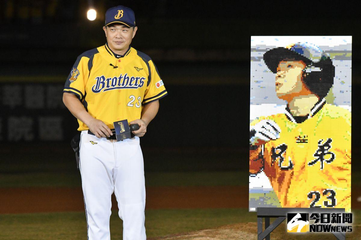 ▲彭政閔引退賽賽後引退儀式，中信兄弟老闆辜仲諒送上有彭政閔圖案的樂高畫像。（圖／記者葉政勳攝 , 2019.09.29）