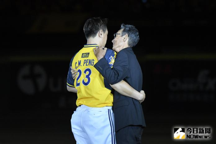 ▲彭政閔引退賽賽後引退儀式，彭政閔在兄弟時期的恩師榊原良行也到場獻上祝福。（圖／記者葉政勳攝）