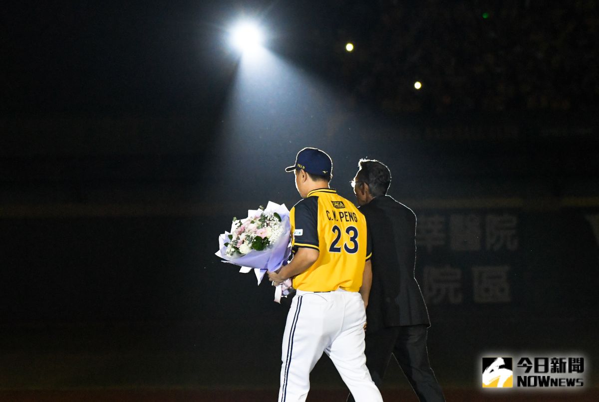 ▲彭政閔引退賽賽後引退儀式，彭政閔在兄弟時期的恩師榊原良行也到場獻上祝福。（圖／記者葉政勳攝 , 2019.09.29）