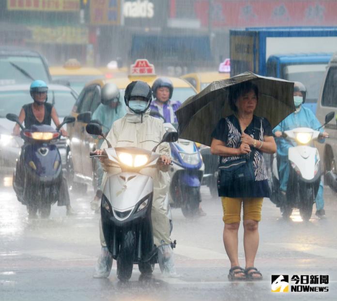 ▲氣象專家吳德榮表示，受到巴威颱風西南風帶來水氣影響，明（26）起天氣更加不穩定、雨量加鉅。（圖／NOWnews資料照）