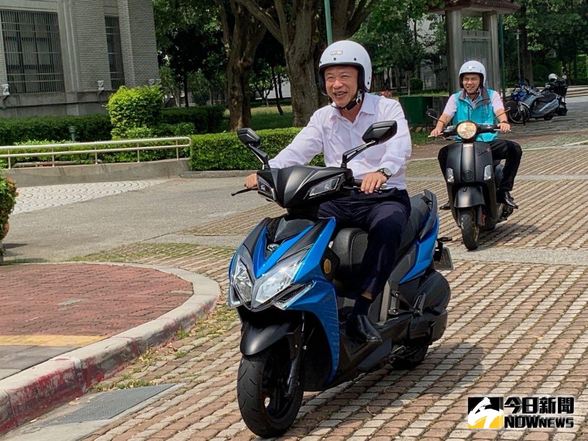 ▲嘉義縣長翁章梁宣導環保綠能騎乘電動車時，也帶頭做出示範裝備。（圖／記者陳惲朋攝）