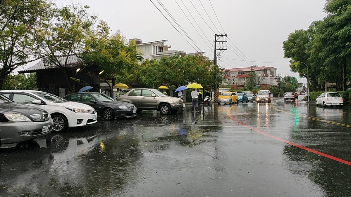 ▲民眾對於停班停課訊息，抱怨聲四起。（圖／記者鄭志宏攝）