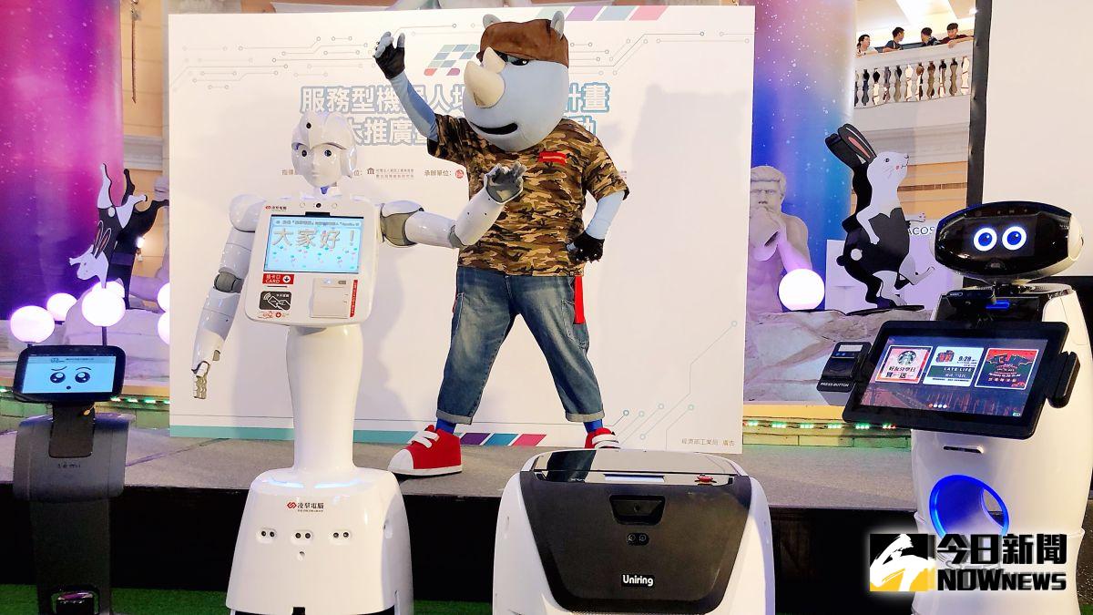 ▲可運用於賣場、飯店的「服務型」機器人，具備不同專長。（圖／記者陳美嘉攝）