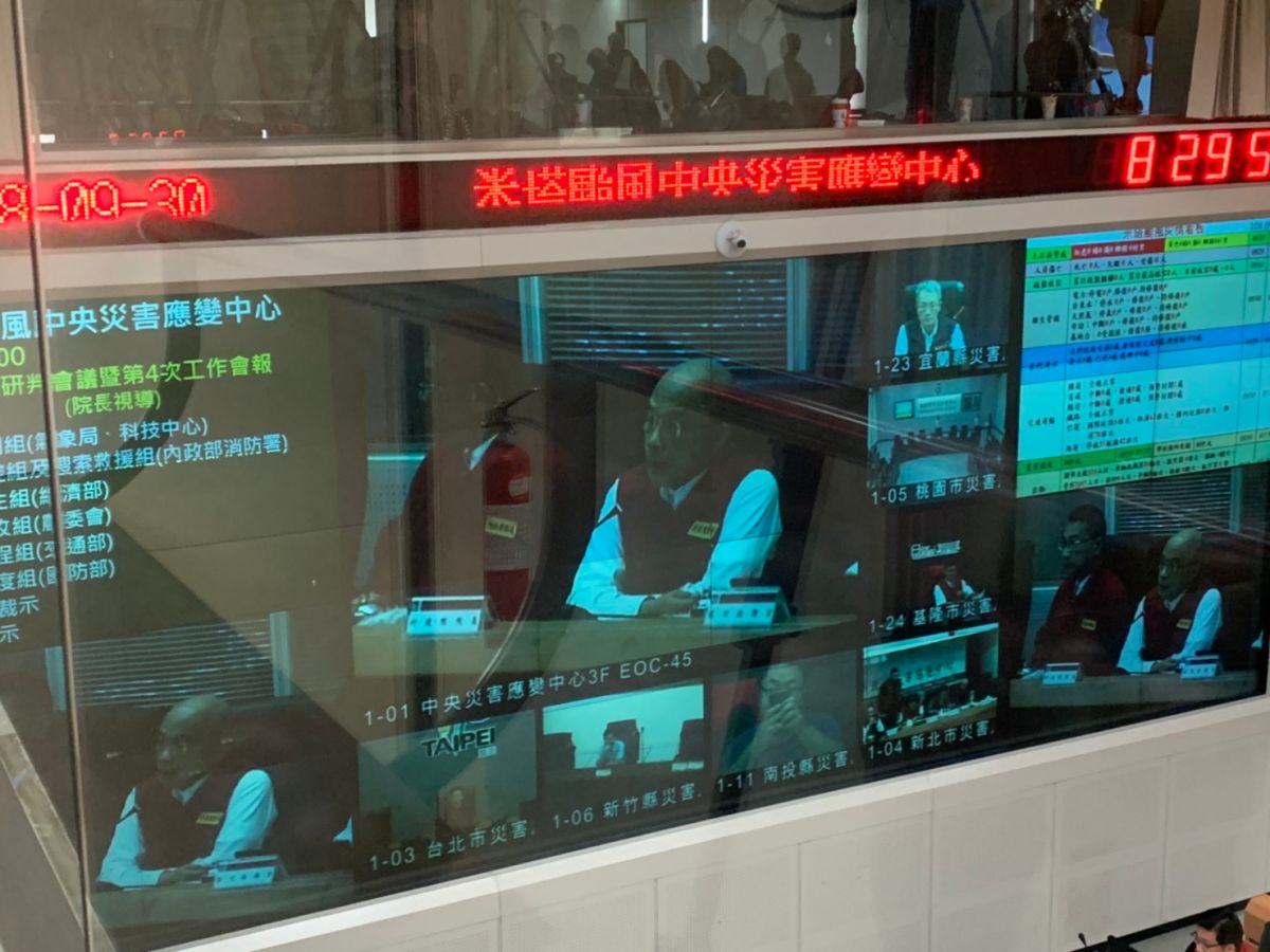 蘇貞昌坐鎮防災應變中心，現場要求跟縣市政府連線，但花蓮縣因為跟氣象局連線的關係，讓他等了10分鐘。 (圖/記者吳承翰攝影)