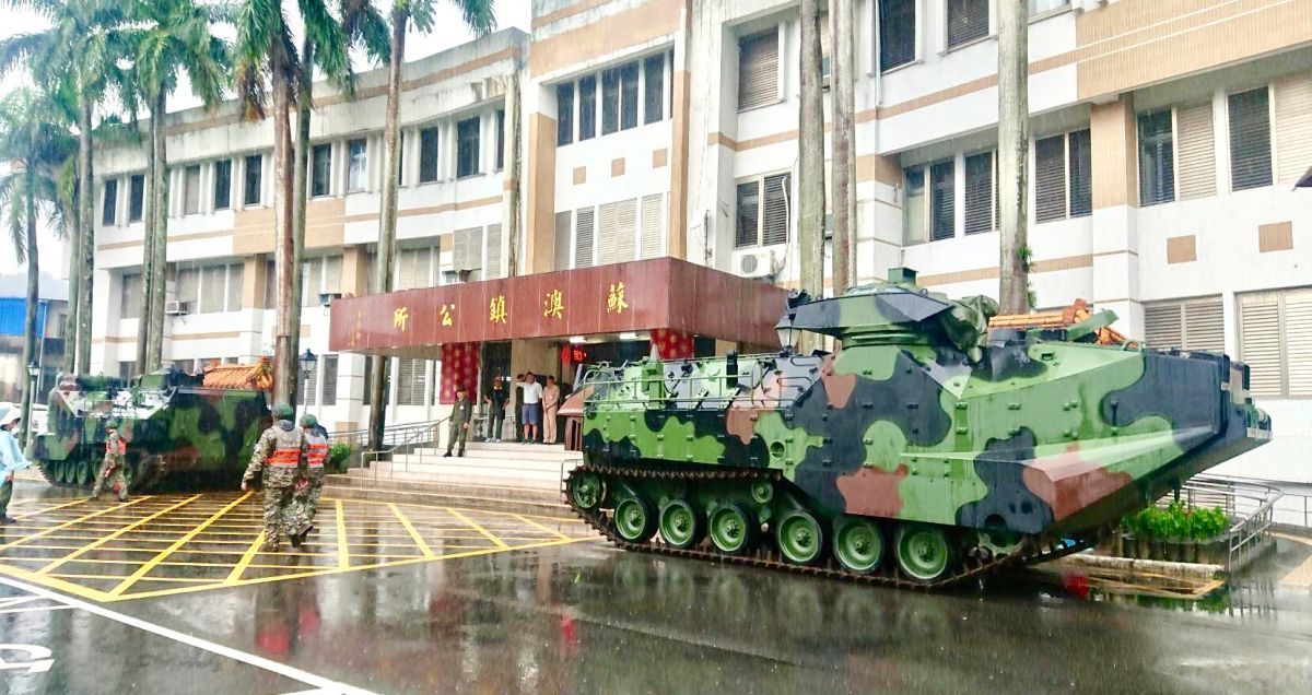 ▲米塔颱風來襲，陸戰隊AAV7兩棲登陸突擊車進駐宜蘭蘇澳完成各項災防整備。（圖／海軍司令部提供, 2019.9.30）