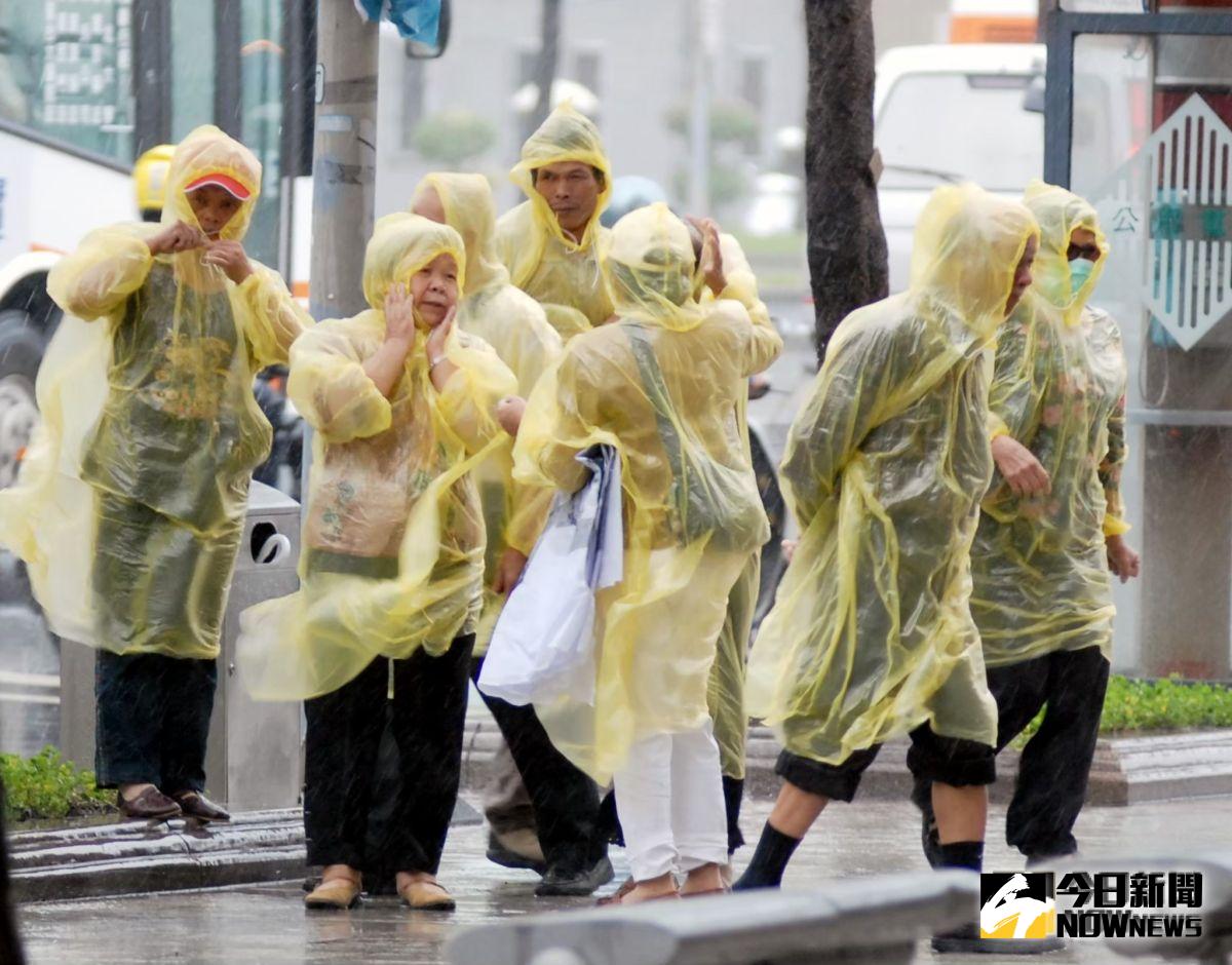 ▲今年第18號颱風「米塔」過去3小時強度又略為增強，氣象局指出，不排除颱風路徑會再向台灣陸地靠近，午後各地風雨也會更為顯著，提醒民眾注意。（圖／NOWnews資料照片）