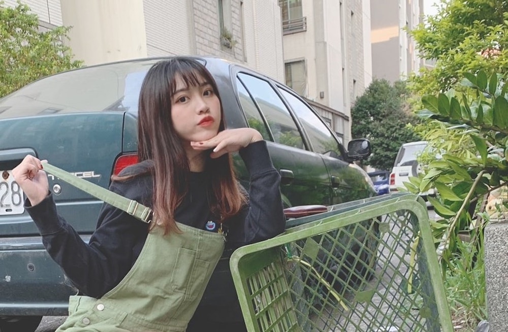 ▲一名母親在臉書社團《爆廢公社公開版》曬出一張女兒的「撞衫照」，豈料女兒超高顏值卻讓 1.6 萬網友暴動。（圖／翻攝自爆廢公社公開版）