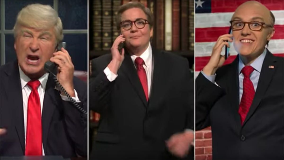 ▲演員亞歷鮑德溫近年最常扮演的角色之一，就是《週六夜現場》裡的川普。而最新一集則以近來沸沸揚揚的通烏門作梗，飾演川普與同僚商量對策的搞笑橋段。（圖／翻攝自 NBC New York ）