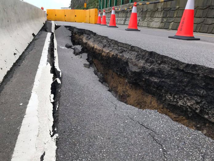 米塔大雨襲擊　新北海岸路基塌陷出現巨大「閃電裂痕」
