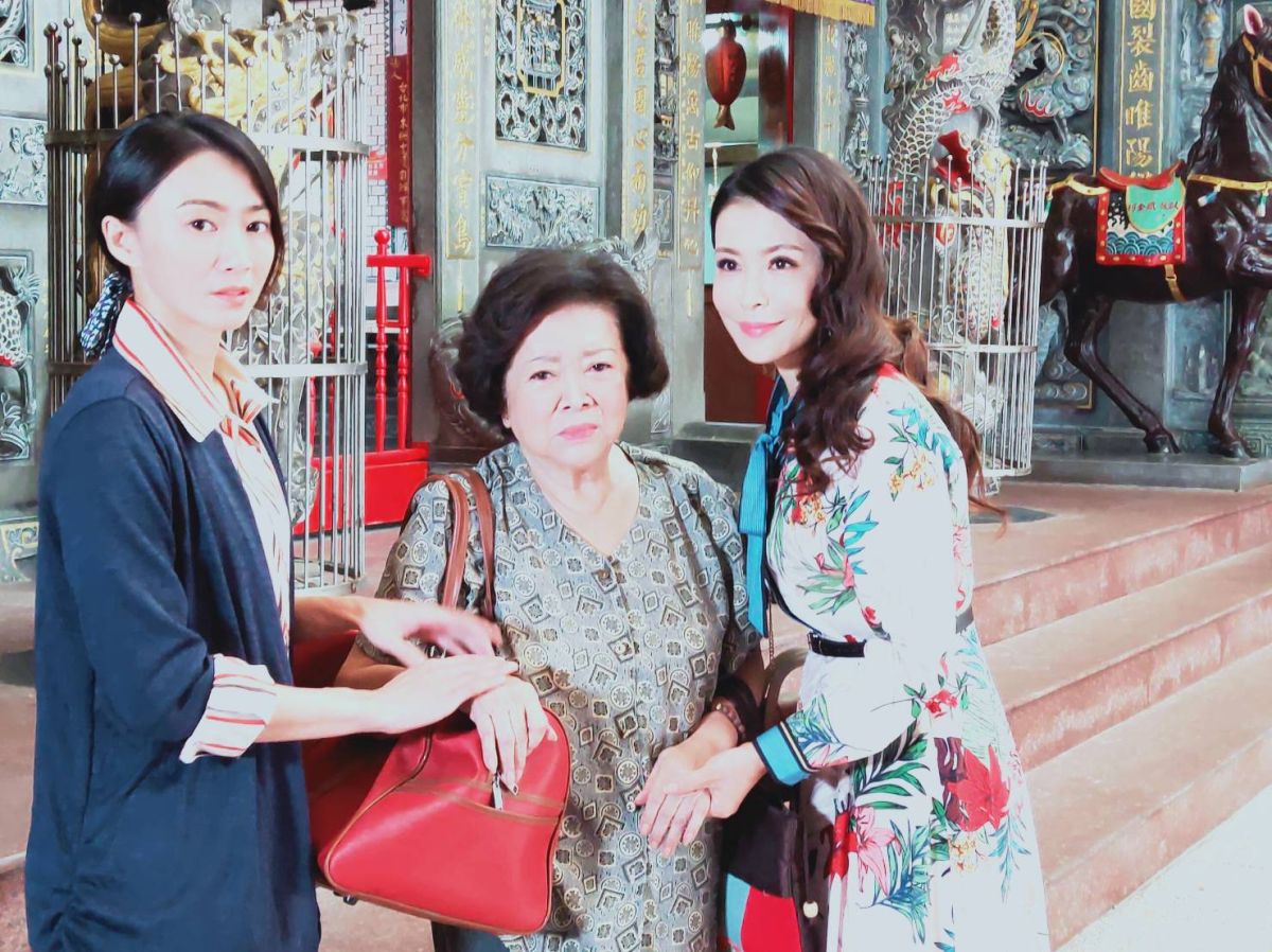 ▲《多情城市》演員群颱風天仍趕進度攝。（圖 / 民視提供）