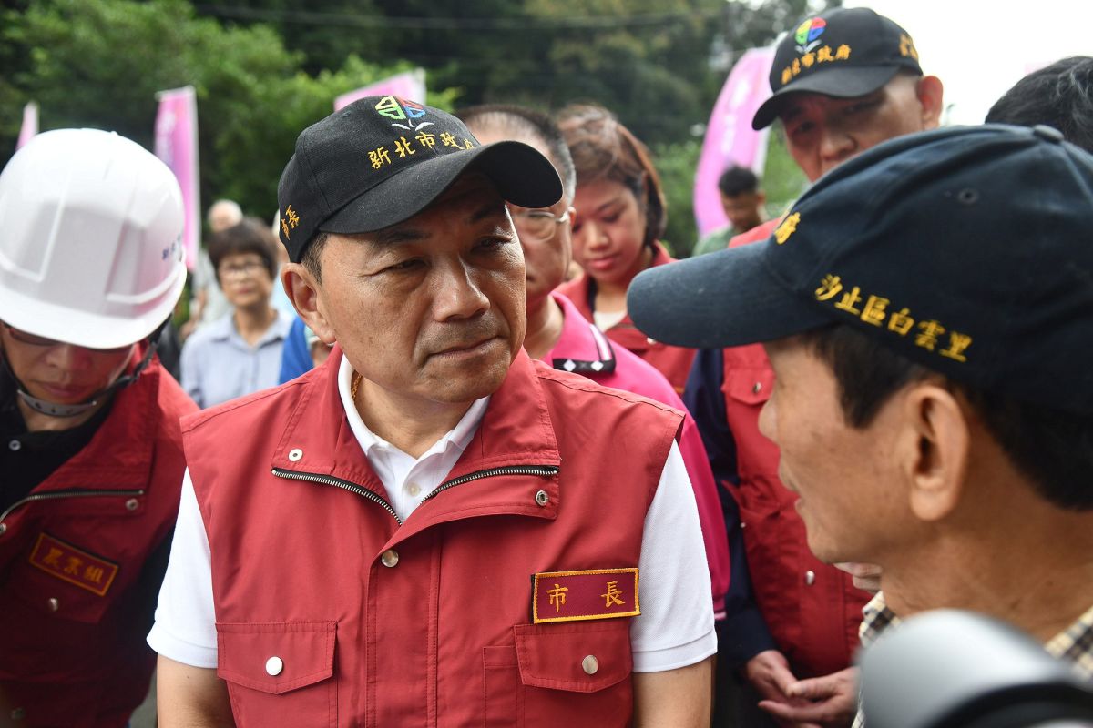 ▲侯友宜今到深坑及汐止，視察深坑北深路外股排水支線改善工程、汐止區康誥坑溪整治工程。（圖／新北市新聞局提供）
