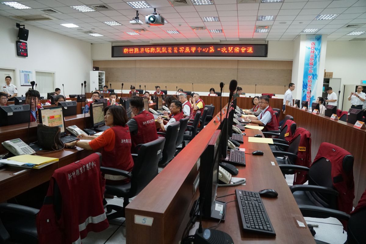 ▲新竹縣長楊文科率主管出國參訪，由副縣長陳見賢主持風災應變中心整備會議。（圖／新竹縣政府提供）