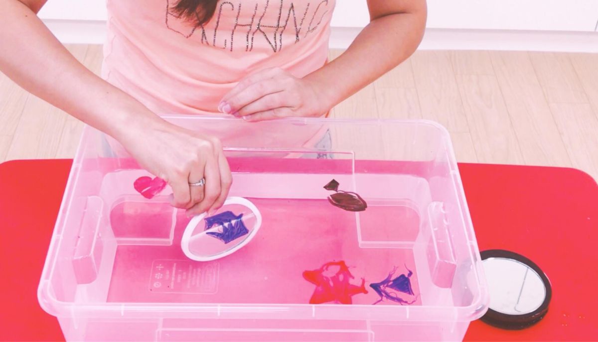 ▲家長帶著孩子做漂浮畫畫，一邊變魔術，一邊完成一個科學小實驗。（圖／共玩谷親子玩習所提供）

