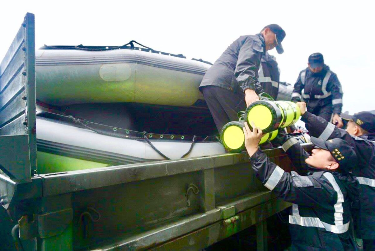 ▲海軍一九二艦隊水下作業大隊檢派87名官兵、膠舟22艇、P100抽水機33部，投入米塔颱風防災。（圖／海軍司令部提供, 2019.9.30）