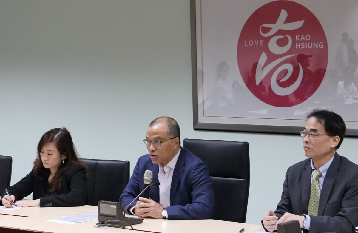 ▲高雄市政府針對交通部審查高鐵南延屏東案採「左營方案」，由高雄市副市長葉匡時(中)率交通局長鄭永祥(右)、新聞局長王淺秋(左)共同召開記者會。(圖／高雄市政府提供)  
