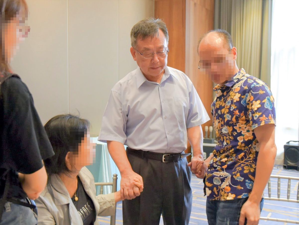 ▲大陸福建省鐵人選手王銀煥29日在澎湖國際鐵人三項賽摔車意外身故，澎湖縣長賴峰偉30日下午搭機趕回澎湖慰問王銀煥家屬，並致30萬元慰問金。（圖／澎湖縣政府提供）