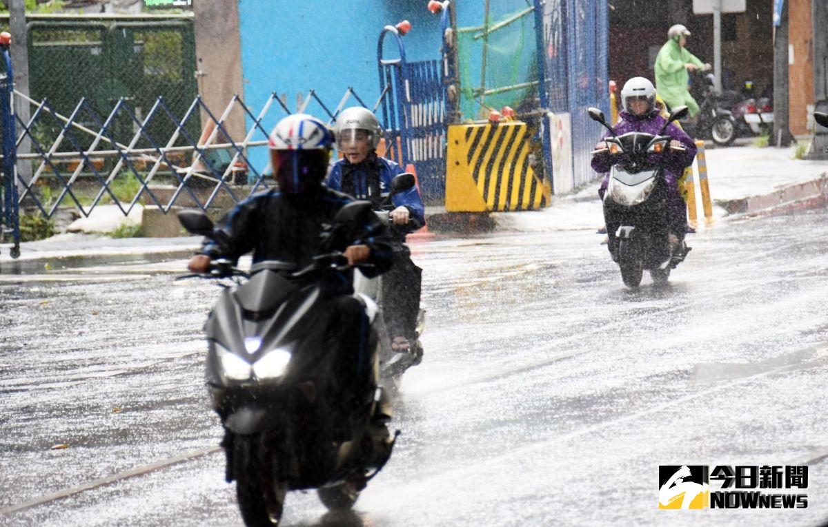 ▲氣象局今（ 30 ）日下午 4 時公布最新風雨預測，連江縣明日上午陣風將達 9 至 10 級，依照《天然災害停止上班及上課作業辦法》，有機會達到停班停課標準。（圖／NOWnews資料圖片）